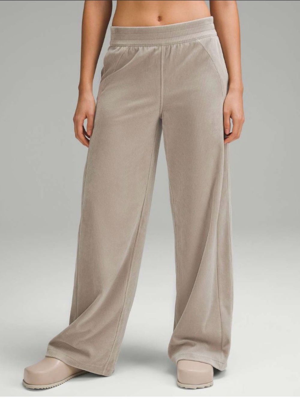 Lululemon Scuba Mid-Rise Wide-Leg Pant *Velvet Cord
Riverstone